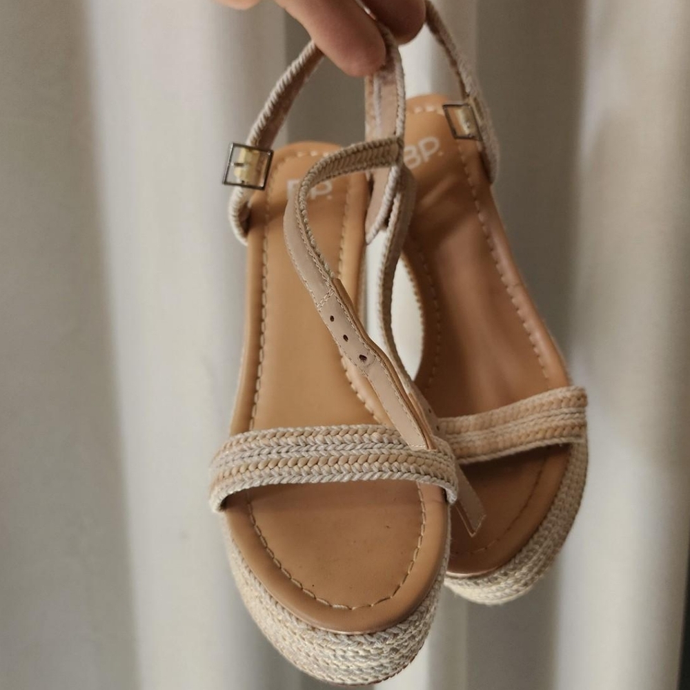 Elegant Beige Women's Sandals - Picture 5 of 10
